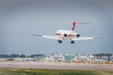 Milano Linate airport adlı bir meridiana hava taşımacılığı ticari uçak inecek. Bir ana hizmet pek çok kısa ve orta menzilli Alitalia için linate merkezidir