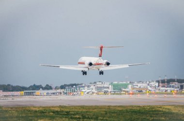 Milano Linate airport adlı bir meridiana hava taşımacılığı ticari uçak inecek. Bir ana hizmet pek çok kısa ve orta menzilli Alitalia için linate merkezidir