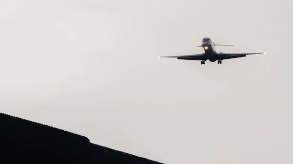 飛行機が空港に着陸する滑走路に近づいています。 — ストック写真