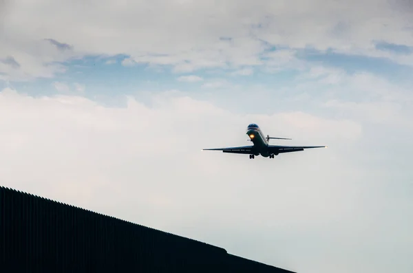 飞机正接近跑道降落在机场 — 图库照片