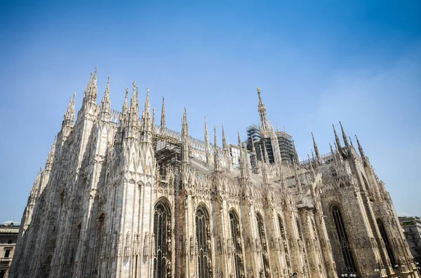 Marble statues of Saints on the spires of the Milan Cathedral Duomo di Milano in Milan Lombardy, Italy — Stock Photo, Image