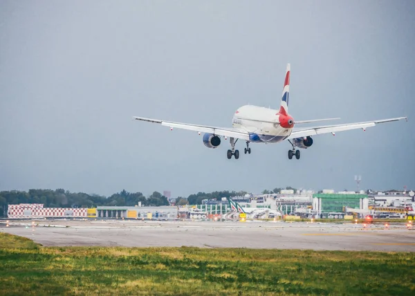 British Airways εμπορικό αεροπλάνο προσγειώνεται στο αεροδρόμιο Linate του Μιλάνου. Linate είναι ένα κύριο κόμβο για την Alitalia εξυπηρέτηση πολλών κοντό και μεσαίας ακτίνας — Φωτογραφία Αρχείου