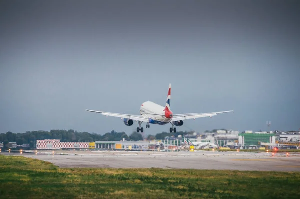 L'aereo commerciale British Airways atterra all'aeroporto di Milano Linate. Linate è un hub principale per Alitalia che serve molti servizi a breve e medio raggio — Foto Stock