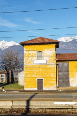 Tren küçük tren istasyonu ve görkemli İtalyan Alpleri dış penceresinden görüntülemek
