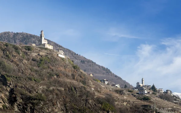 Εκκλησία στην κορυφή του λόφου σε ιταλικές Άλπεις — Φωτογραφία Αρχείου