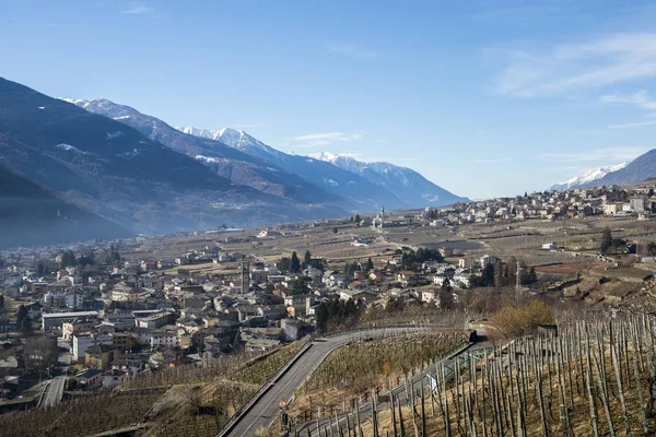 Swerving road above Sondrio, uma comuna italiana da região da Valtellina — Fotografia de Stock