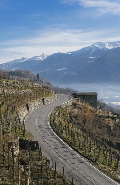 Routes sinueuses en Valtellina, une vallée près de Sondrio dans la région Lombardie du nord de l'Italie, en bordure de la Suisse — Photo