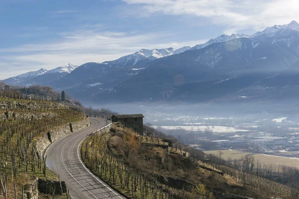 Estradas de desvio em Valtellina, um vale perto de Sondrio, na região da Lombardia, no norte da Itália, na fronteira com a Suíça — Fotografia de Stock
