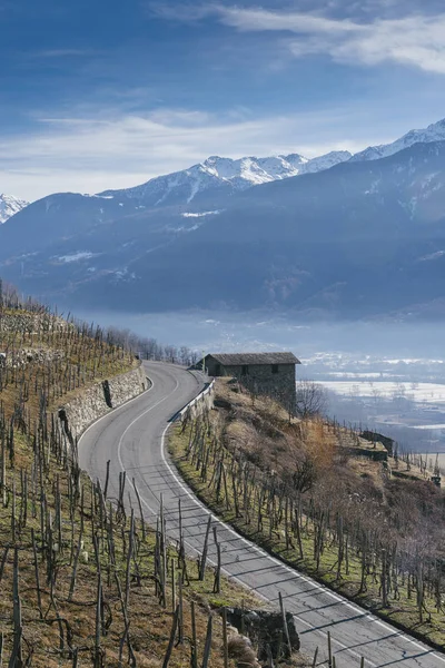 Routes sinueuses en Valtellina, une vallée près de Sondrio dans la région Lombardie du nord de l'Italie, en bordure de la Suisse — Photo