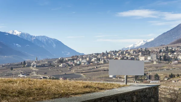 Blank sign overlooking vineyards above Sondrio, an Italian town and comune located in the heart of the wine-producing Valtellina region — Stock Photo, Image