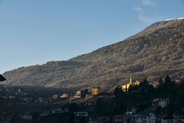 ソンドリオ イタリアの町の上のブドウ畑とワイン生産地・ ヴァルテリーナの地域 - 人口 20,000 の中心部に位置するコムーネ — ストック写真