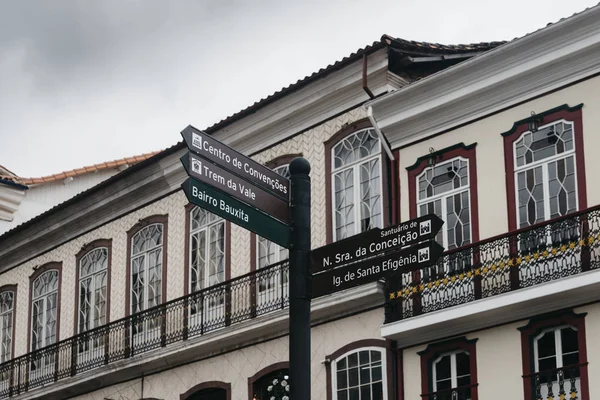 Segnaletica e terrazze a Ouro Preto, Minas Gerais, Brasile — Foto Stock