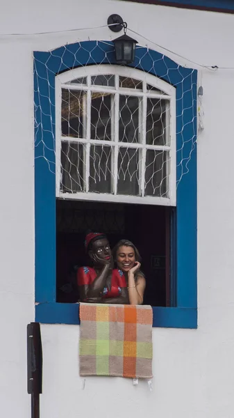 Manequim de mulher negra e turista em Ouro Preto, Brasil — Fotografia de Stock