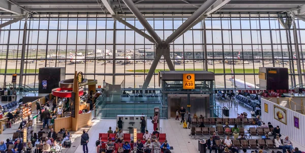 Londýnské letiště Heathrow Terminal 5 je součástí největší letiště ve Velké Británii — Stock fotografie