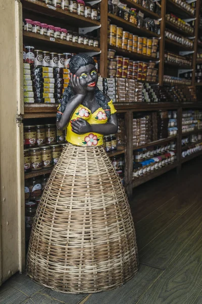 Maniquí de mujer afrobrasileña en una tienda de alimentos con productos locales en Ouro Preto, Minas Gerais, Brasil — Foto de Stock