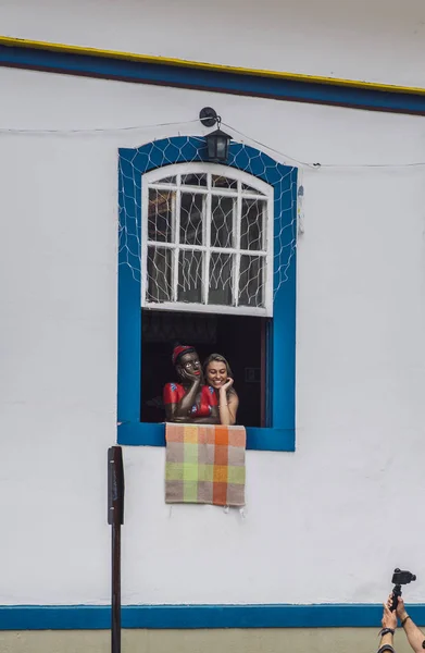 Manequim de mulher negra e turista em Ouro Preto, Minas Grais, Brasil — Fotografia de Stock
