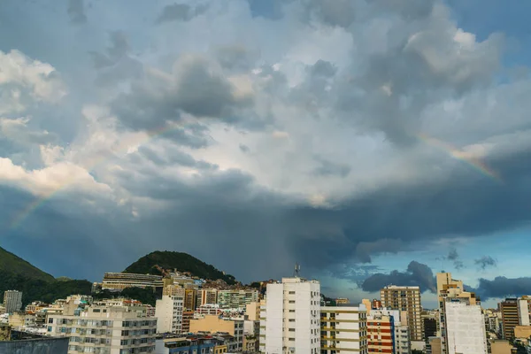 Vista aérea do arco-íris no Rio de Janeiro, Brasil — Fotografia de Stock