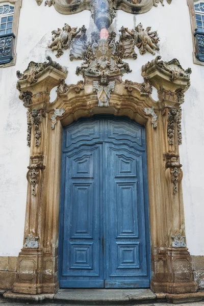 Puerta azul vintage en iglesia histórica en Ouro Preto, Brasil — Foto de Stock