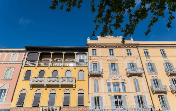 Facciata colorata di edifici tradizionali a Como, Italia — Foto Stock