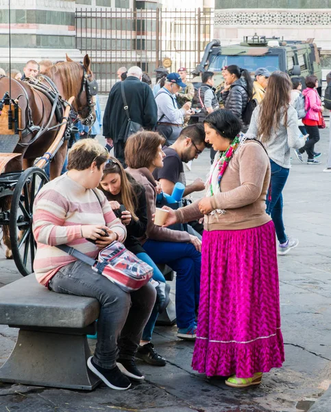 Wanita Gypsie berhasil meminta wisatawan di depan Katedral Florence di Tuscany, Italia — Stok Foto