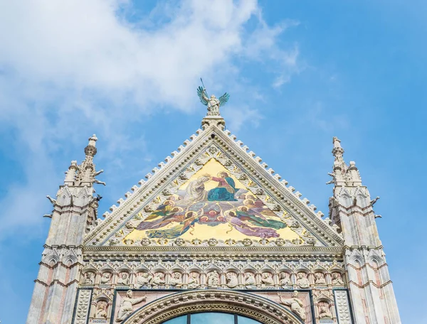 โบสถ์เซียน่า ทัสกานี อิตาลี มีพื้นที่สําเนาในท้องฟ้าเมดิเตอร์เรเนียนสีฟ้า — ภาพถ่ายสต็อก