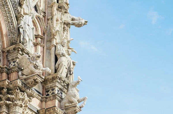 La cathédrale de Sienne est une église médiévale à Sienne en Italie, dédiée depuis ses débuts en tant qu'église catholique romaine mariale, et maintenant dédiée à l'Assomption de Marie — Photo