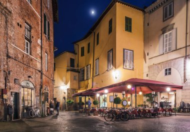Cafe Via degli Scalpellini gece, Lucca, İtalya