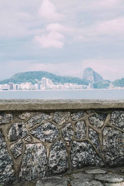 Vista do Rio de Janeiro com Pão de Açúcar de montanha — Fotografia de Stock