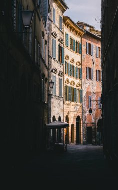 Küçük sokak Siena, Toskana, İtalya