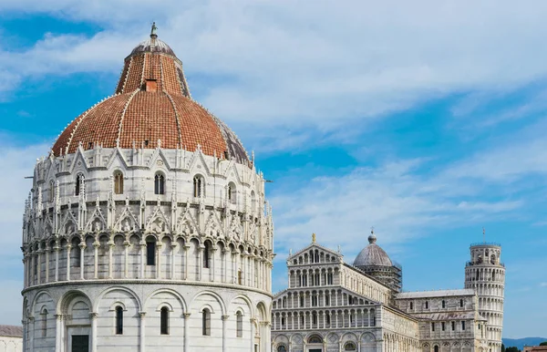 Piazza dei Miracoli em Pisa, Italia — Fotografia de Stock