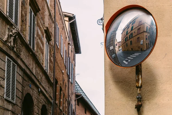 Riflettore sull'angolo di strada italiano rustico vuoto — Foto Stock