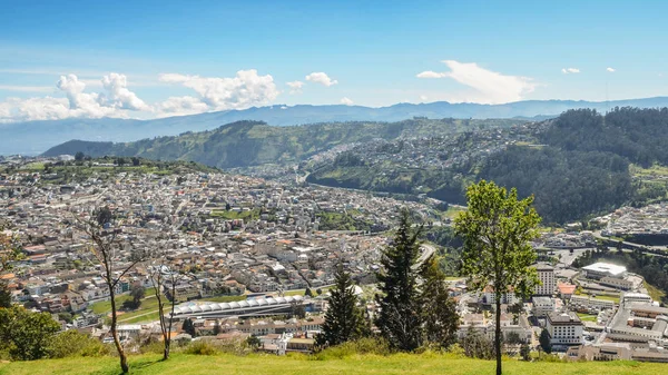 Panorama de Quito - Ecuador visto desde el Panecillo, una colina de origen volcánico de 200 metros de altura — Foto de Stock