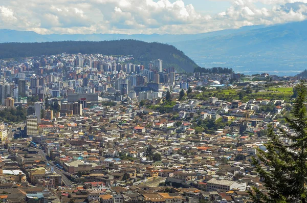 Panorama van Quito - Ecuador gezien vanaf de Panecillo, een 200-meter hoge heuvel van vulkanische oorsprong — Stockfoto