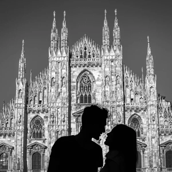 Silhueta de um beijo de casal jovem em frente à catedral gótica de Milão — Fotografia de Stock