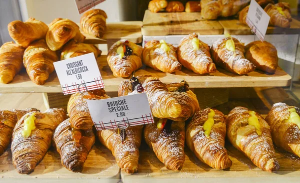 Kruvasan veya İtalya sergilenen bir fiyat ve işareti - Milan, İtalya bir fırın denilen onların börek gibi çeşitli lezzetleri Albicocca reçel İtalyanca demektir.
