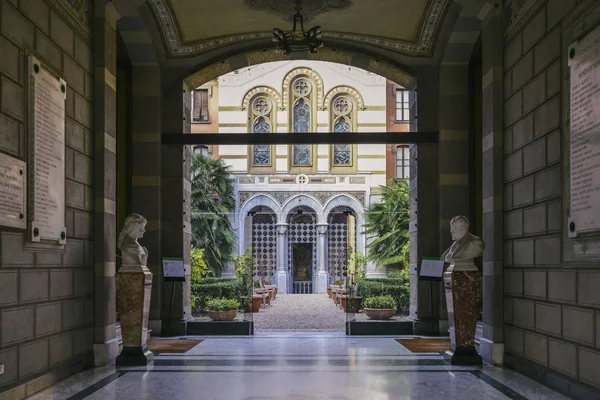 Interior y patio de la Casa di Riposo per Musicisti, hogar de cantantes y músicos jubilados de ópera, situado en Milán —  Fotos de Stock