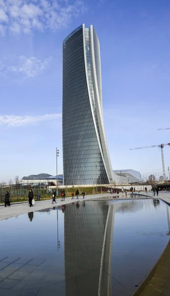 Generalali Tower Lo Storto The Twisted One ในภาษาอังกฤษเป็นตึกระฟ้าใน Tre Torri, Milan, อิตาลีที่มีความสูง 185 เมตร 607 ฟุต — ภาพถ่ายสต็อก