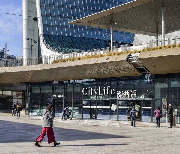 Nákupní čtvrti CityLife, otevřen v říjen 2017 je nákupní centrum s 100 obchodech v oblasti Tre Torri — Stock fotografie