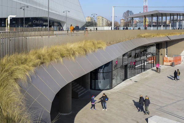 CityLife Shopping District, inaugurado en octubre de 2017, es un centro comercial con 100 tiendas en el distrito de Tre Torri. —  Fotos de Stock