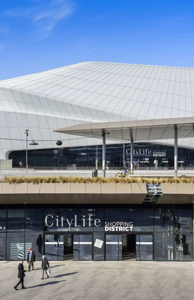 CityLife Shopping District, inaugurado en octubre de 2017, es un centro comercial con 100 tiendas en el distrito de Tre Torri. —  Fotos de Stock