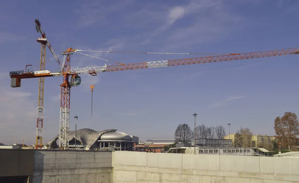Új torony, úgynevezett "A görbe egy" építenek a Mico Milano kongresszusi központ, a háttér — Stock Fotó