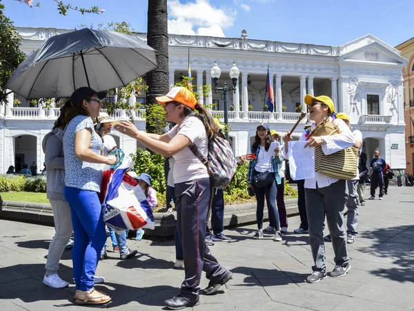Músicos callejeros actúan frente al Palacio Carondelet en la historia — Foto de Stock