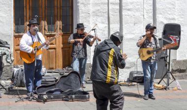 Quito, Ekvator tarihi merkezinde sokak sanatçıları müzik