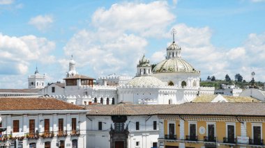 Ekvador, Güney Amerika'da Quito şehir Santo Domingo kilise kubbeleri