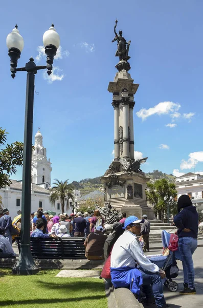 Los lugareños se relajan en la plaza frente al Palacio Carondelet en el centro histórico de Quito — Foto de Stock