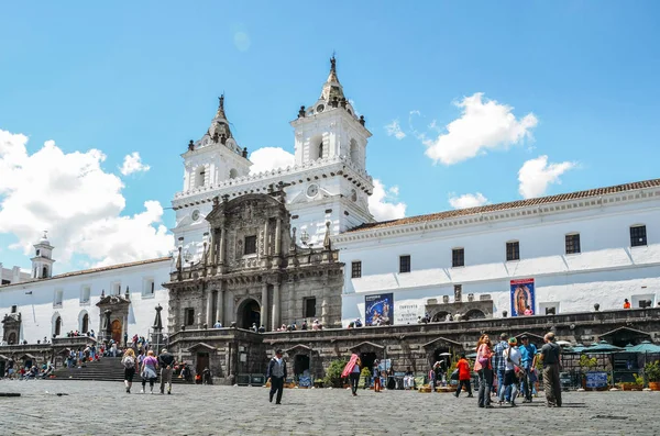 Iglesia y Monasterio de San Francisco es un complejo católico romano del siglo XVI en Quito, Ecuador. — Foto de Stock