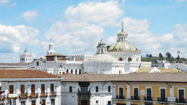 As cúpulas da Igreja de Santo Domingo na cidade de Quito, no Equador, América do Sul — Fotografia de Stock