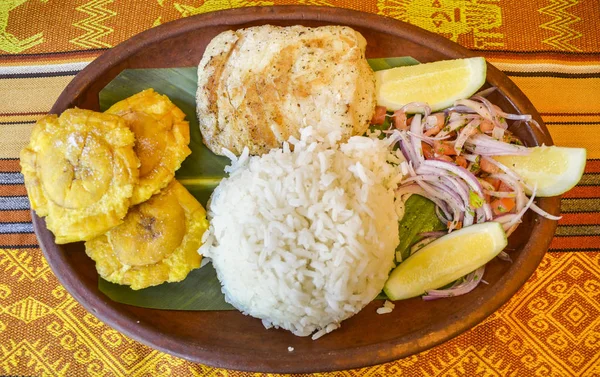 Llapingachos는 에콰도르에서 나온 감자 튀김된 케이크. 그들은 일반적으로 땅콩 sauc 함께 제공 됩니다. — 스톡 사진