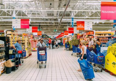 Juan les pimleri, 27 Ağustos 2017: Antibes, Fransa Carrefour süpermarkette alışveriş