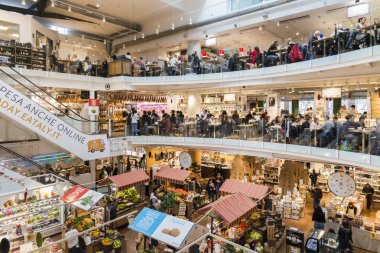 Eataly İtalyan Gastronomi için ilgili tüm ürünleri satan bir zincir süpermarkete benzer. Bu süpermarket Porta Garibaldi, Milan bulunur